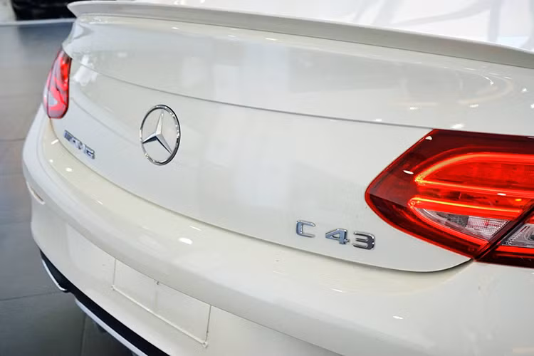 Mercedes-Benz cho biết, họ đã tăng cường khung gầm với nhiều chi tiết được chia sẻ từ C63 AMG Coupe, bao gồm hệ thống treo 3 giai đoạn AMG Ride Control với giảm xóc thích ứng, các khớp chịu lực và những điều chỉnh thanh liên kết giúp chiếc xe ổn định và chắc chắn hơn.