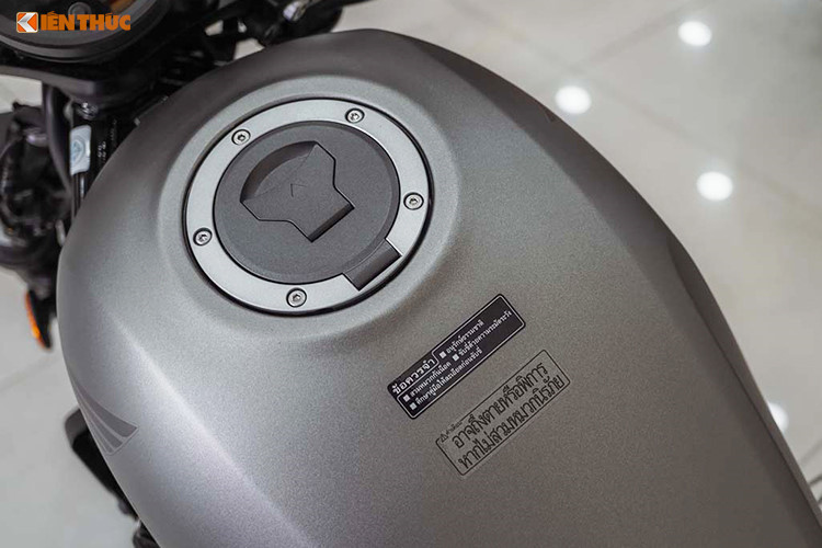 Với Rebel 500 và phiên bản nhỏ hơn 300, hãng xe máy Honda cũng đã thu hẹp chiếc xe một cách tối đa để hạn chế cảm giác cồng kềnh của một mẫu cruiser thông thường. Phần bình xăng gợi nhớ tới thiết kế bình "hạt đậu" (peanut) trên những mẫu bobber độ, với dung tích 11,2 lít.