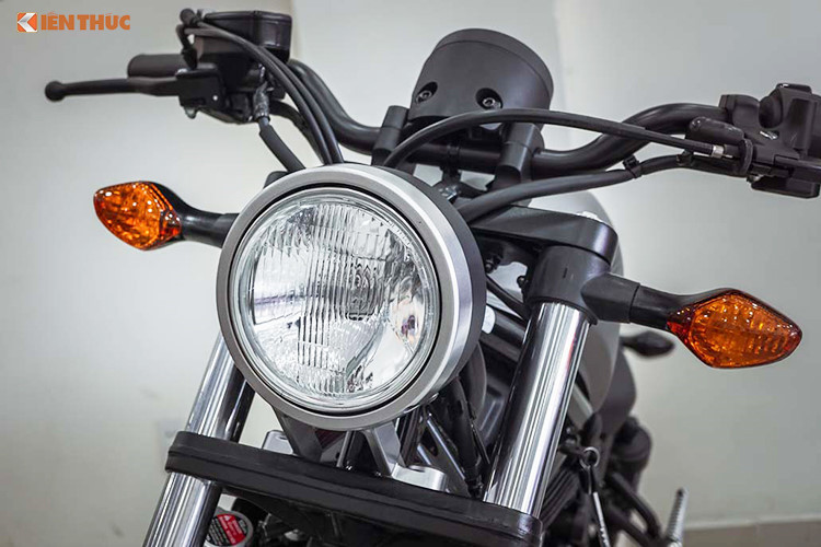 Thiết kế tổng thể của Honda Rebel 500 phiên bản mới rất khó nhận ra điểm khác biệt so với "đàn em" Rebel 300 từng được ra mắt tại Việt Nam trước đây. Ở phía trước, chiếc xe vẫn sử dụng đèn pha chóa tròn truyền thống, kết hợp với các đèn xi-nhan "hột vịt" nằm đối xứng 2 bên.