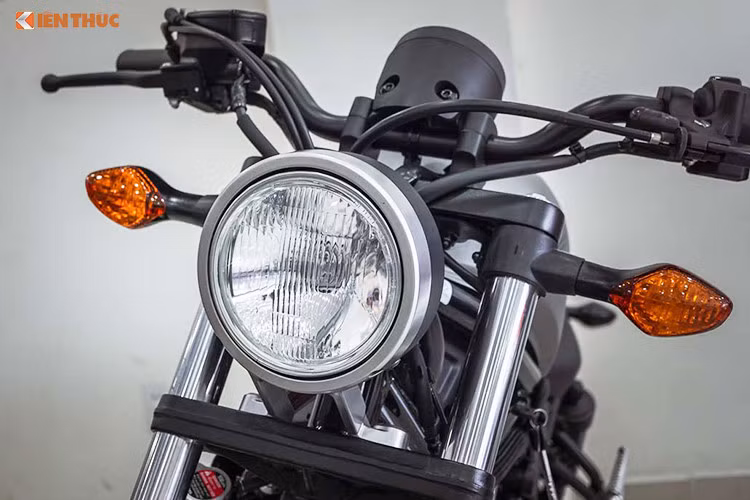 Thiết kế tổng thể của Honda Rebel 500 phiên bản mới rất khó nhận ra điểm khác biệt so với "đàn em" Rebel 300 từng được ra mắt tại Việt Nam trước đây. Ở phía trước, chiếc xe vẫn sử dụng đèn pha chóa tròn truyền thống, kết hợp với các đèn xi-nhan "hột vịt" nằm đối xứng 2 bên.