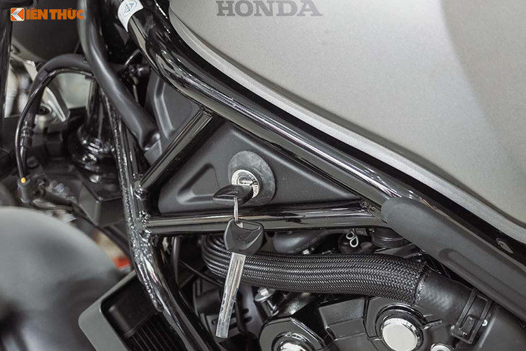 Mẫu xe Rebel 500 2019 nâng cấp có các kích thước cụ thể D x R x C lần lượt là 2.188 x 820 x 1.094mm, trục cơ sở dài 1.488mm và trọng lượng 190kg. Khác so với những mẫu xe môtô Honda hiện nay, xe lại được trang bị chìa khoá điện phía dưới bình xăng, khá bất tiện cho người sử dụng.