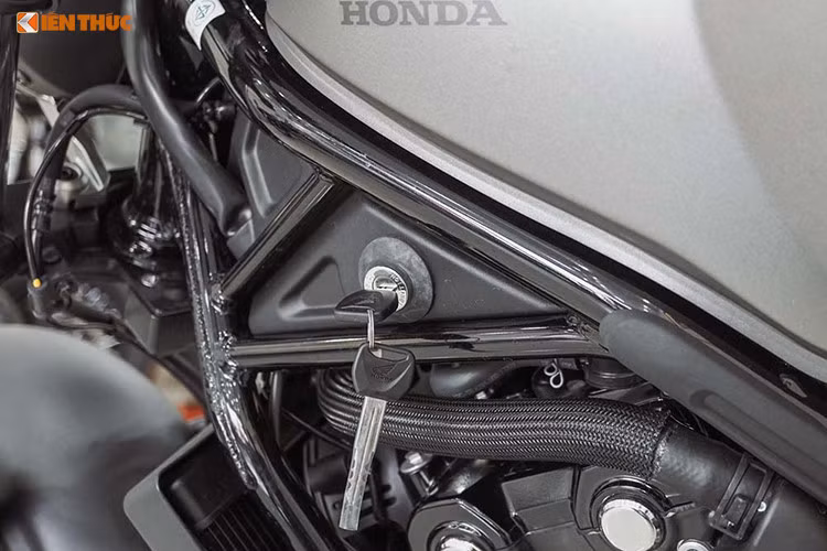 Mẫu xe Rebel 500 2019 nâng cấp có các kích thước cụ thể D x R x C lần lượt là 2.188 x 820 x 1.094mm, trục cơ sở dài 1.488mm và trọng lượng 190kg. Khác so với những mẫu xe môtô Honda hiện nay, xe lại được trang bị chìa khoá điện phía dưới bình xăng, khá bất tiện cho người sử dụng.