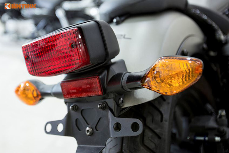 Toàn bộ pad biển số, đèn hậu cùng xi-nhan phía sau của xe được Honda tập trung hoàn toàn vào một cụm ở cuối dè sau. Đèn hậu của xe có thiết kế vuông vức khá xấu và hoàn toàn không ăn nhập với thiết kế tổng thể.