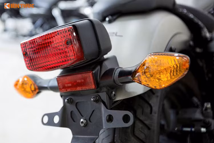 Toàn bộ pad biển số, đèn hậu cùng xi-nhan phía sau của xe được Honda tập trung hoàn toàn vào một cụm ở cuối dè sau. Đèn hậu của xe có thiết kế vuông vức khá xấu và hoàn toàn không ăn nhập với thiết kế tổng thể.