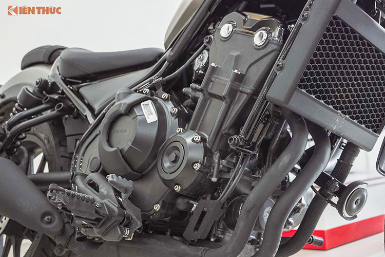 Trong khi thế hệ đầu tiên được Honda dựa trên nền tảng khung và động cơ của các dòng CM125/LA250 thì Rebel 500 mới chia sẻ chung khung thép ống dạng kim cương và động cơ của mẫu naked-bike CB500F. Tương tự, Rebel 300 cũng sử dụng chung khung và máy của CB300F.