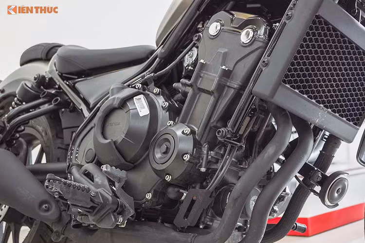 Trong khi thế hệ đầu tiên được Honda dựa trên nền tảng khung và động cơ của các dòng CM125/LA250 thì Rebel 500 mới chia sẻ chung khung thép ống dạng kim cương và động cơ của mẫu naked-bike CB500F. Tương tự, Rebel 300 cũng sử dụng chung khung và máy của CB300F.