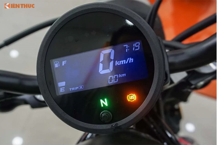 Dù là một mẫu xe thế hệ mới, tuy nhiên toàn bộ dàn đèn trước của xe vẫn sử dụng bóng sợi đốt bình thường thay vì công nghệ LED mới. Phía trên ghi-đông là cụm đồng hồ hình tròn cổ điển, tuy nhiên lại hiển thị bằng một màn hình LCD đơn sắc duy nhất. Nằm bên dưới màn hình là một số đèn báo nhỏ cùng nút chuyển giữa các chế độ hiển thị của đồng hồ.