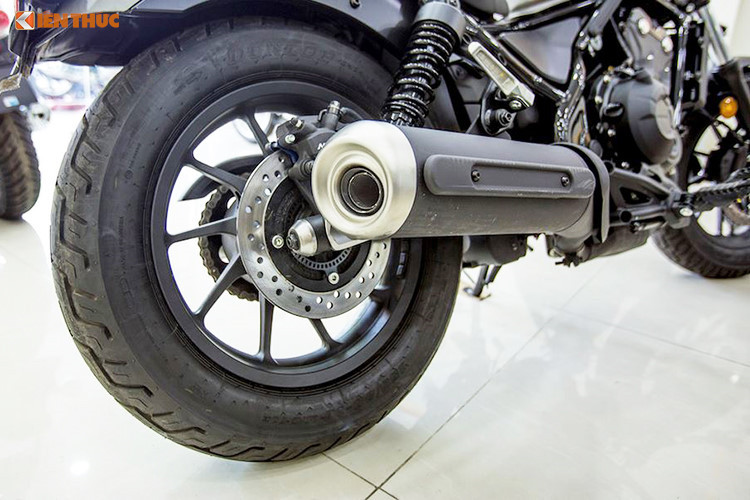 Ở phía sau, lốp của Rebel 500 nâng lên một chút so với lốp trước, đạt 150/80/16. Hệ thống phanh sau cũng có dạng đĩa đơn nhưng chỉ sử dụng heo Nissin 1 piston, thay vì 2 piston như phía trước. Chiếc xe này cũng được tang bị hệ thống chống bó cứng ABS cho cả 2 bánh, tuy nhiên Honda cũng bán Rebel 500 với bản không ABS tại một số thị trường.