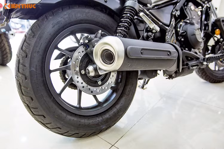 Ở phía sau, lốp của Rebel 500 nâng lên một chút so với lốp trước, đạt 150/80/16. Hệ thống phanh sau cũng có dạng đĩa đơn nhưng chỉ sử dụng heo Nissin 1 piston, thay vì 2 piston như phía trước. Chiếc xe này cũng được tang bị hệ thống chống bó cứng ABS cho cả 2 bánh, tuy nhiên Honda cũng bán Rebel 500 với bản không ABS tại một số thị trường.