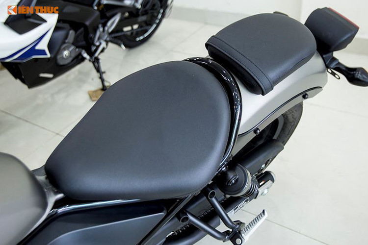 Là một chiếc cruiser theo phong cách bobber, Rebel 500 không có tay lái cao, tuy nhiên lại rộng ngang về hai bên. Honda đã hạ chiều cao yên xuống còn 690 mm, giúp cho những người có chiều cao khiêm tốn có thể làm quen dễ dàng. Xe có yên phụ mini dành cho người ngồi sau, nhưng có thể được tháo ra một cách dễ dàng để tạo dáng bobber thuần.