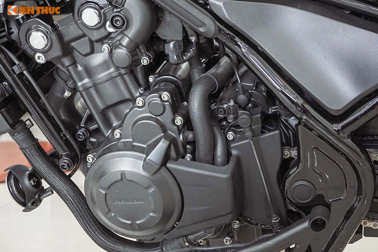 Honda Rebel 500 mới được trang bị hệ thống động cơ 2 xy lanh song song có dung tích xi lanh 471cc, làm mát bằng dung dịch, hệ thống phun xăng điện tử PGM-FI. Động cơ sản sinh công suất tối đa 34 kW tại tua máy 8.500 vòng/phút và đạt mô men xoắn cực đại 43.2 Nm tại tua máy 6.500 vòng/phút, đi kèm hộp số 6 cấp.