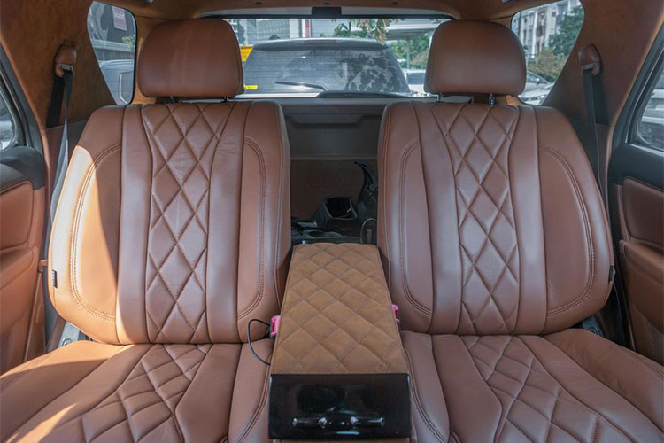 Tất cả các ghế ngồi trên xe đều được chủ nhân bọc lại da cao cấp mang phong cách riêng mềm mại hơn, cho cảm giác ngồi êm ái hơn.