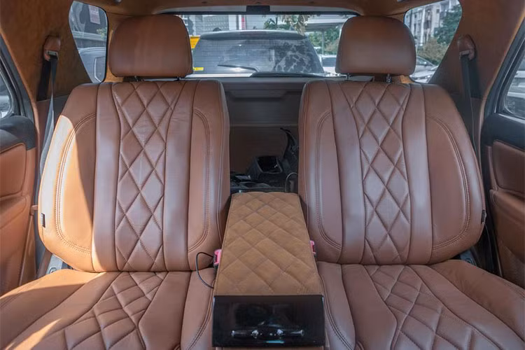 Tất cả các ghế ngồi trên xe đều được chủ nhân bọc lại da cao cấp mang phong cách riêng mềm mại hơn, cho cảm giác ngồi êm ái hơn.