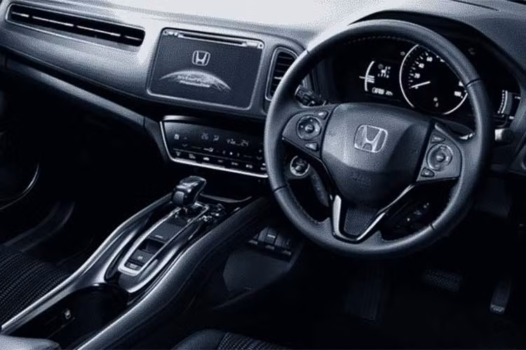 Không chỉ đổi mới ở ngoại hình, chiếc xe cũng được nâng cấp ở công nghệ. Hãng xe Honda Nhật Bản cho biết gói trang bị an toàn Honda Sensing sẽ là tiêu chuẩn. Nhờ đó, chiếc xe sẽ sở hữu tính năng điều chỉnh đèn pha tự động, nhận biết tín hiệu đèn giao thông, hệ thống duy trì làn đường, điều khiển hành trình, phanh tự động... 