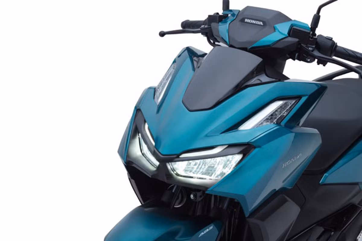 Trọng lượng của Honda Vario 160 2025 được ghi nhận là 117 kg, bình xăng có dung tích 5,5 lít và chiều cao yên là 778 mm.