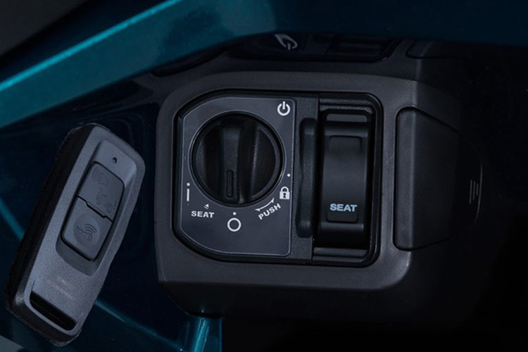 Về tiện ích, Vario 160 2025 có hệ thống khóa thông minh, cho phép khởi động không cần chìa khóa, tích hợp báo động và tính năng tìm xe. Xe còn được trang bị cổng sạc USB-A và cốp chứa đồ 18 lít dưới yên.