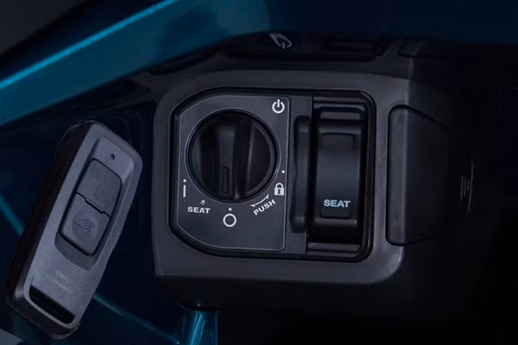 Về tiện ích, Vario 160 2025 có hệ thống khóa thông minh, cho phép khởi động không cần chìa khóa, tích hợp báo động và tính năng tìm xe. Xe còn được trang bị cổng sạc USB-A và cốp chứa đồ 18 lít dưới yên.