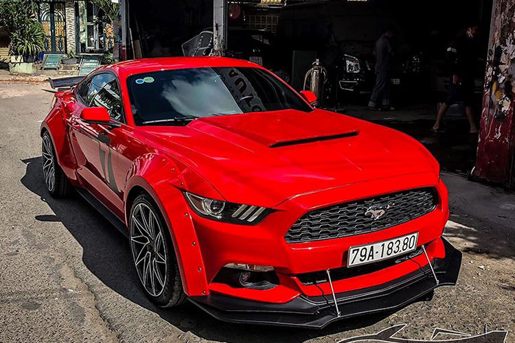 Mẫu xe Ford Mustang 2018 độ lại lần này là phiên bản thế hệ mới nhất, hiện tại còn khá hiếm tại thị trường Việt Nam. Chủ xe ở Nha Trang đã mạnh tay nâng cấp ngoại hình cho xế cưng với phong cách widebody và một số chi tiết khác giúp ngoại hình chiếc xe trở nên hầm hố và thể thao hơn, gây sự chú ý hơn khi xuất hiện trên phố.