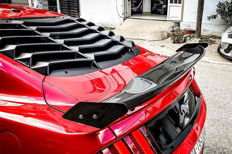 Ngoài nâng cấp ngoại hình, hệ thống vận hành của chiếc Ford Mustang này không thay đổi so với nguyên bản. Mustang đời mới sử dụng động cơ Ecoboost 2.3L, cho công suất 300 mã lực và mô men xoắn 441 Nm.