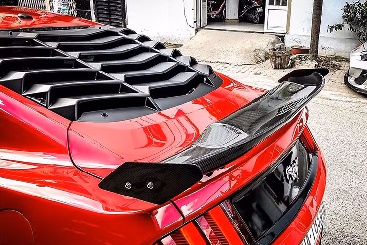 Ngoài nâng cấp ngoại hình, hệ thống vận hành của chiếc Ford Mustang này không thay đổi so với nguyên bản. Mustang đời mới sử dụng động cơ Ecoboost 2.3L, cho công suất 300 mã lực và mô men xoắn 441 Nm.