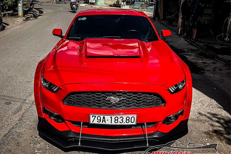 Ford Mustang đời mới tại Việt Nam có giá khoảng hơn 2 tỷ đồng và đều sử dụng động cơ 2.3L Ecoboost, đây là điều dễ hiểu bởi động cơ này ở đời cũ bán chạy nhất thị trường Việt Nam nhờ mức giá hợp lý và công suất đủ dùng. Trong khi đó, bản động cơ V6 và V8 kén khách hàng hơn.