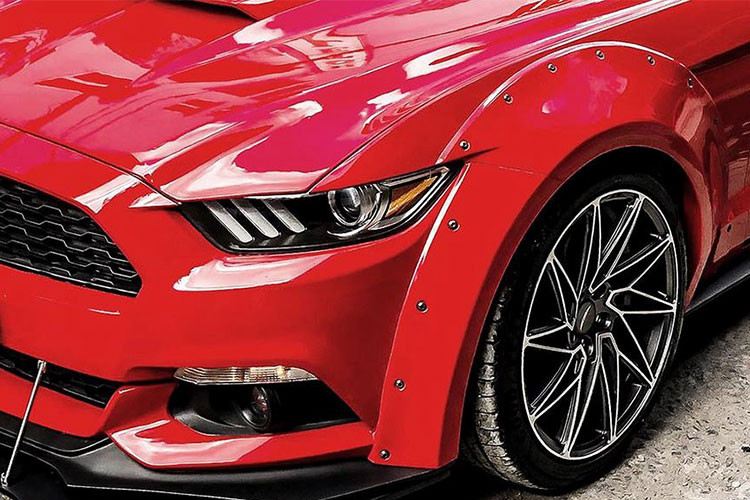 Tại thị trường nước ngoài, Ford Mustang 2018 mới còn có tùy chọn động cơ V8 5.0L Coyote, cho công suất 454 mã lực và mô men xoắn 556 Nm, trong khi đời trước có công suất 435 mã lực và mô men xoắn 542 Nm. Xe có giá bán khởi điểm từ 25.680 USD (khoảng 585 triệu đồng).