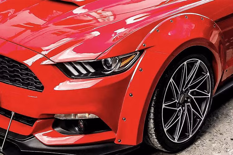 Tại thị trường nước ngoài, Ford Mustang 2018 mới còn có tùy chọn động cơ V8 5.0L Coyote, cho công suất 454 mã lực và mô men xoắn 556 Nm, trong khi đời trước có công suất 435 mã lực và mô men xoắn 542 Nm. Xe có giá bán khởi điểm từ 25.680 USD (khoảng 585 triệu đồng).