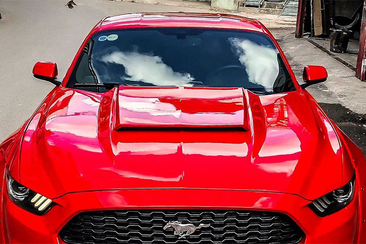 Phần cản trước của chiếc xe Ford Mustang phiên bản mới nhất này cũng đã được bổ sung tấm ốp tạo cảm giác gầm xe thấp hơn và khí động học hơn. Capô xe được xử lý lại với khe hút gió lớn tạo thêm vẻ ấn tượng.