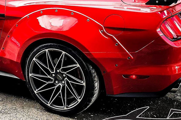 Việc độ này đồng nghĩa với tầm quan sát qua kính cửa sau bị giảm nhưng đổi lại để lấy một kiểu cách ngoại hình xe táo bạo hơn. Với diện mạo được nâng cấp, ngoại hình của chiếc Ford Mustang đã trở nên ấn tượng mạnh mẽ, mẫu xe nguyên bản vốn đã được mệnh danh là xe cơ bắp, nay còn thêm rắn chắc với những mảng miếng lực lưỡng trên thân xe.