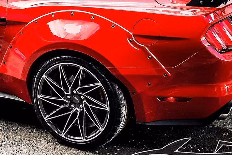 Việc độ này đồng nghĩa với tầm quan sát qua kính cửa sau bị giảm nhưng đổi lại để lấy một kiểu cách ngoại hình xe táo bạo hơn. Với diện mạo được nâng cấp, ngoại hình của chiếc Ford Mustang đã trở nên ấn tượng mạnh mẽ, mẫu xe nguyên bản vốn đã được mệnh danh là xe cơ bắp, nay còn thêm rắn chắc với những mảng miếng lực lưỡng trên thân xe.