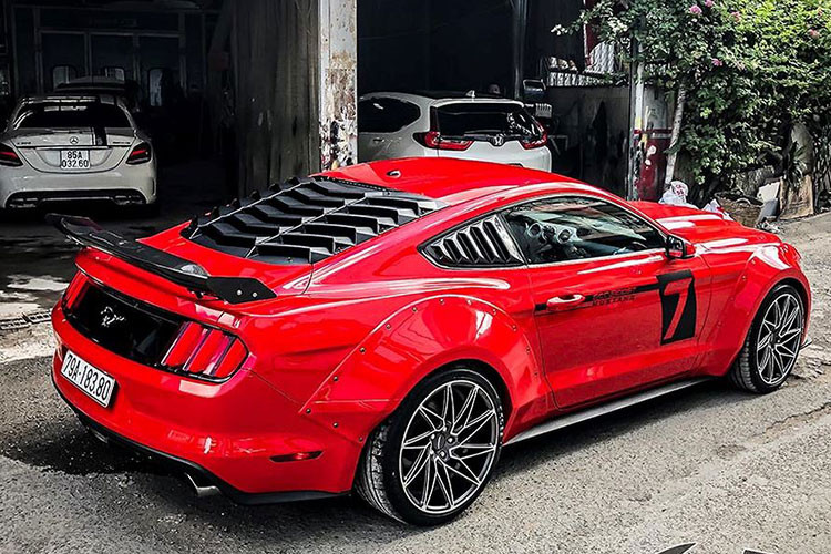 Diện mạo tươi mới của chiếc xe cơ bắp Mỹ này còn đến từ bộ widebody phong cách mạnh mẽ, tăng thêm phần cơ bắp với các phần ốp mở rộng ở khu vực các hốc bánh xe làm tăng bề ngang trục bánh trước và sau.