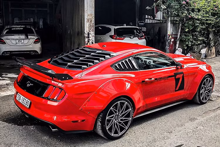 Diện mạo tươi mới của chiếc xe cơ bắp Mỹ này còn đến từ bộ widebody phong cách mạnh mẽ, tăng thêm phần cơ bắp với các phần ốp mở rộng ở khu vực các hốc bánh xe làm tăng bề ngang trục bánh trước và sau.