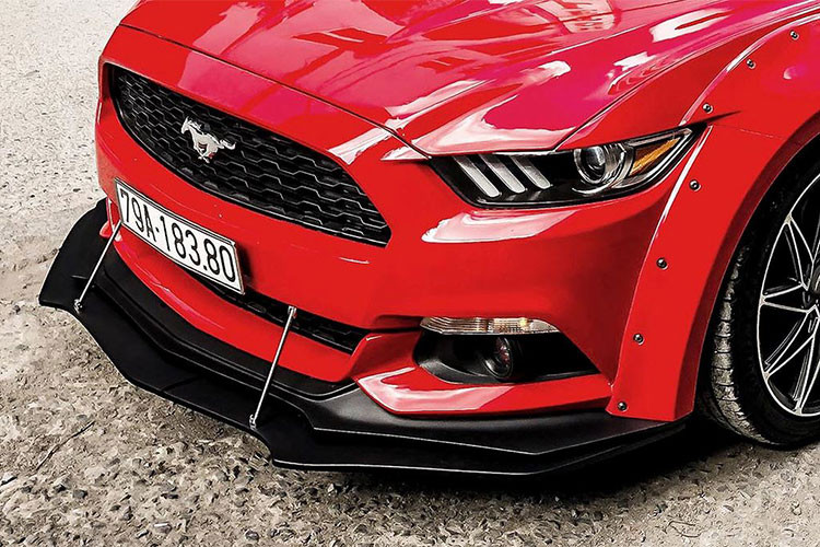 Tất nhiên để phù hợp với bộ widebody này, chiếc xe cũng phải được nâng cấp mâm lốp to và rộng hơn. Bộ mâm mới có kích thước lớn sở hữu thiết kế đẹp mắt, năng động. Phía sau đuôi xe xuất hiện cánh hướng gió bằng sợi carbon, trong khi đáng chú ý hơn lại là phần cửa hậu và hai cửa sổ sau hai bên được gắn thêm các miếng ốp kiểu “mang cá”.