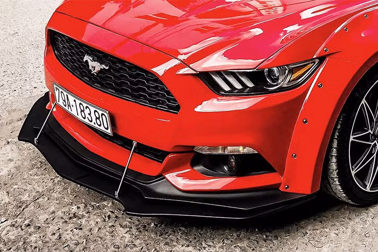 Tất nhiên để phù hợp với bộ widebody này, chiếc xe cũng phải được nâng cấp mâm lốp to và rộng hơn. Bộ mâm mới có kích thước lớn sở hữu thiết kế đẹp mắt, năng động. Phía sau đuôi xe xuất hiện cánh hướng gió bằng sợi carbon, trong khi đáng chú ý hơn lại là phần cửa hậu và hai cửa sổ sau hai bên được gắn thêm các miếng ốp kiểu “mang cá”.