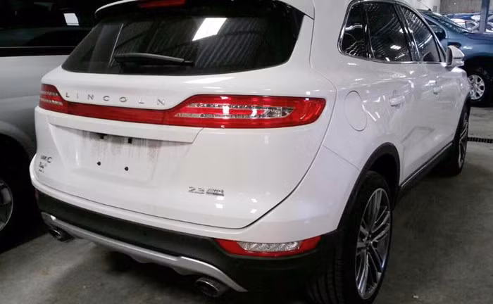 Lincoln MKC 2016 phiên bản tiêu chuẩn sử dụng mâm nhôm kích thước 18 inch, đi kèm hai tùy chọn mâm 19 inch hoặc 20 inch. Thân xe được thiết kế kéo dài dạng khí động học của một mẫu SUV hạng sang.