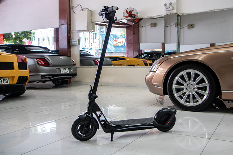 Mẫu xe Bugatti Scooter 2 bánh được hoàn thiện với 3 màu sắc chính là đen, xanh và trắng, người mang chiếc xe điện Bugatti Scooter đầu tiên về Việt Nam ban đầu dự tính mua màu xanh, tuy nhiên, sau khi suy nghĩ, màu đen lại được lựa chọn vì cá tính và mạnh mẽ.