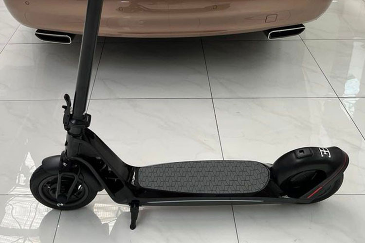 Cung cấp sức mạnh cho chiếc xe ga Bugatti scooter là động cơ điện 600W hỗ trợ ba chế độ tăng tốc khác nhau với tốc độ tối đa 18,5 dặm/giờ (tương đương 29,7km/giờ).