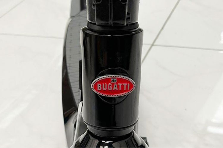 Xe có trang bị đầy đủ đèn pha, đèn hậu, xi-nhan đều dạng LED và điểm nhấn là có cả logo EB của Bugatti được chiếu xuống mặt đất cùng đèn gầm 2 bên hông.