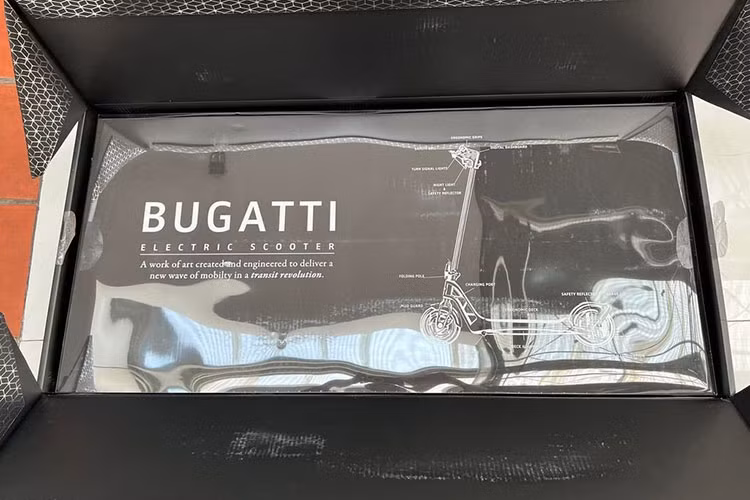 Bugatti nổi tiếng sản xuất ra những chiếc xe hypercar và megacar siêu đắt đỏ, không phải ai cũng có thể sở hữu, tuy nhiên, tại sự kiện CES 2022 vừa qua, hãng siêu xe Pháp đã gây bất ngờ lớn khi cho ra mắt mẫu Bugatti Scooter chạy điện đầu tiên của mình, đây là sản phẩm được Bugatti hợp tác cùng Bytech để cho ra mắt mẫu xe thú vị, dành cho số đông yêu thích thương hiệu siêu xe chữ B nổi tiếng.