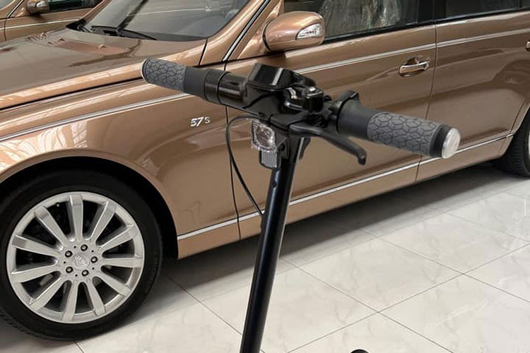 Bugatti Scooter phục vụ cho khách hàng di chuyển hàng ngày nên có thể dễ dàng gấp lại rất tiện ích, xe được trang bị 3 cấp số Economy, City và Sport, được điều chỉnh thông qua nút M, đặt dưới màn hình LED chính rất đẹp mắt và cạnh đó là công tắc nguồn của xe.