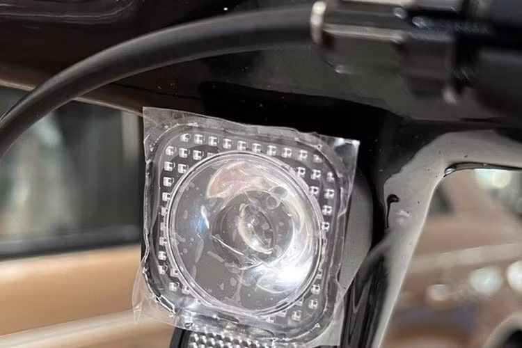 Điểm nhấn của xe hai bánh chạy điện Bugatti Scooter tại Việt Nam còn có được làm từ hợp kim ma-giê nên trọng lượng tối đa lên đến 109 kg.