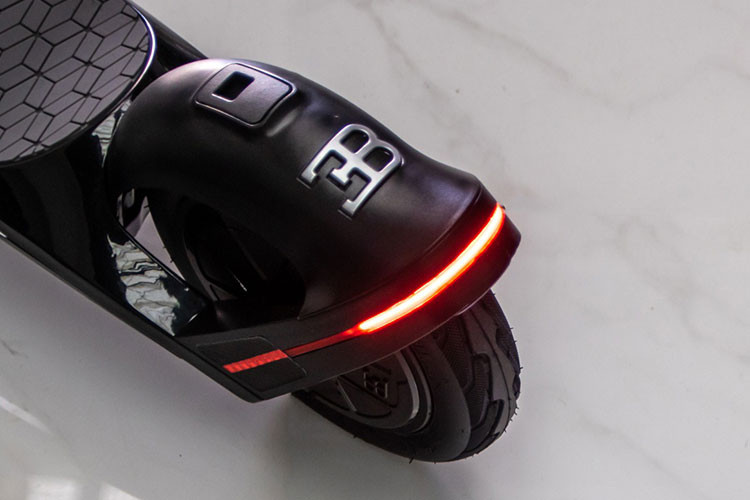 Dù khá nhỏ gọn, nhưng mẫu xe điện gắn thương hiệu Bugatti này được trang bị đầy đủ các tiện ích và công nghệ hiện đại như ga tự động, phanh ABS tại bánh sau,...