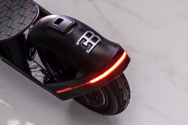 Dù khá nhỏ gọn, nhưng mẫu xe điện gắn thương hiệu Bugatti này được trang bị đầy đủ các tiện ích và công nghệ hiện đại như ga tự động, phanh ABS tại bánh sau,...