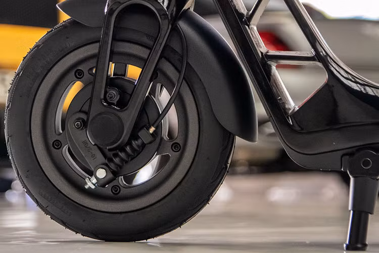 Bugatti nổi tiếng là 1 hãng xe tốc độ nhưng với mẫu xe Scooter họ phải đảm bảo an toàn cho người sử dụng nên tốc độ tối đa chỉ 30 km/h, dù vậy, con số này cũng rất mạnh mẽ cho 1 mẫu xe điện Scooter.