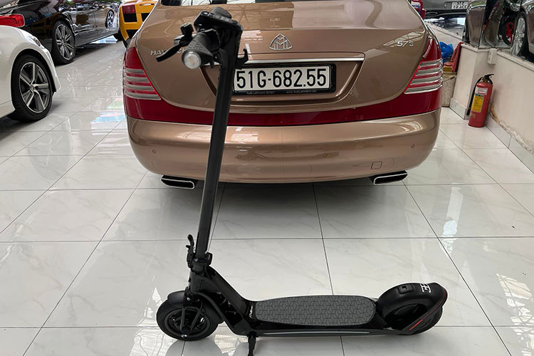 Khi được sạc đầy, xe có thể đi được khoảng 20-25 dặm (32-40 km), các thông số được xem là vừa đủ cho nhu cầu di chuyển đoạn ngắn. Mức giá xe Bugatti scooter bán tại thị trường nước ngoài khoảng 1.200 USD (tương đương 28 triệu đồng), phù hợp để gọn trong khoang hành lý ôtô. 