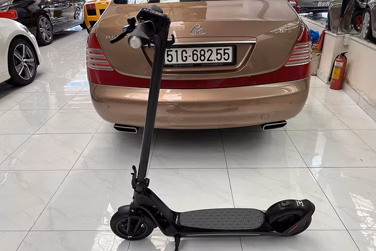 Khi được sạc đầy, xe có thể đi được khoảng 20-25 dặm (32-40 km), các thông số được xem là vừa đủ cho nhu cầu di chuyển đoạn ngắn. Mức giá xe Bugatti scooter bán tại thị trường nước ngoài khoảng 1.200 USD (tương đương 28 triệu đồng), phù hợp để gọn trong khoang hành lý ôtô. 