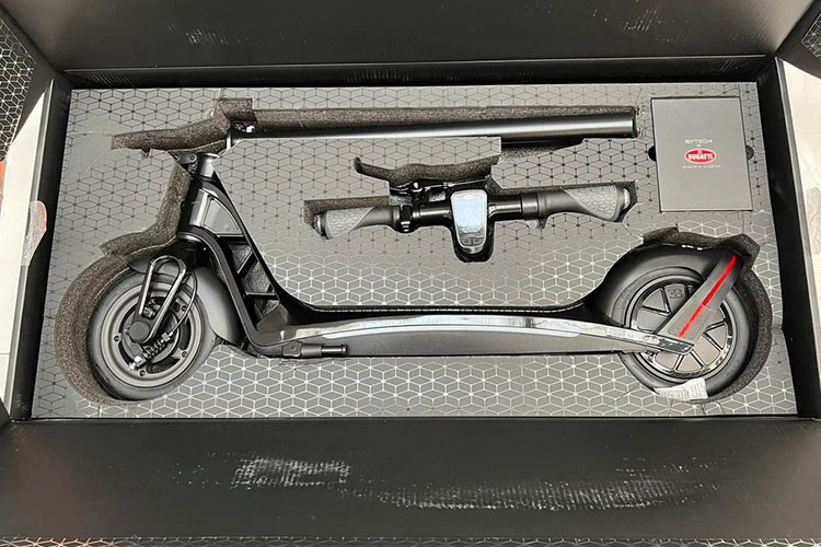 Mới đây, chiếc xe điện Bugatti Scooter đã có mặt tại Việt Nam, được biết, chiếc xe này do một người chuyên sưu tầm siêu xe tại TP HCM đã âm thầm nhập về nước để trải nghiệm. Anh là 1 tín đồ của các xe độc lạ từ 2 bánh đến 4 bánh, vì thế, khi hay tin mẫu xe Bugatti Scooter được bán ra thị trường đã nhanh chóng đặt về chơi.