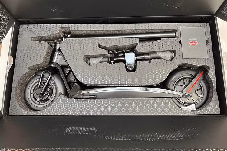 Mới đây, chiếc xe điện Bugatti Scooter đã có mặt tại Việt Nam, được biết, chiếc xe này do một người chuyên sưu tầm siêu xe tại TP HCM đã âm thầm nhập về nước để trải nghiệm. Anh là 1 tín đồ của các xe độc lạ từ 2 bánh đến 4 bánh, vì thế, khi hay tin mẫu xe Bugatti Scooter được bán ra thị trường đã nhanh chóng đặt về chơi.
