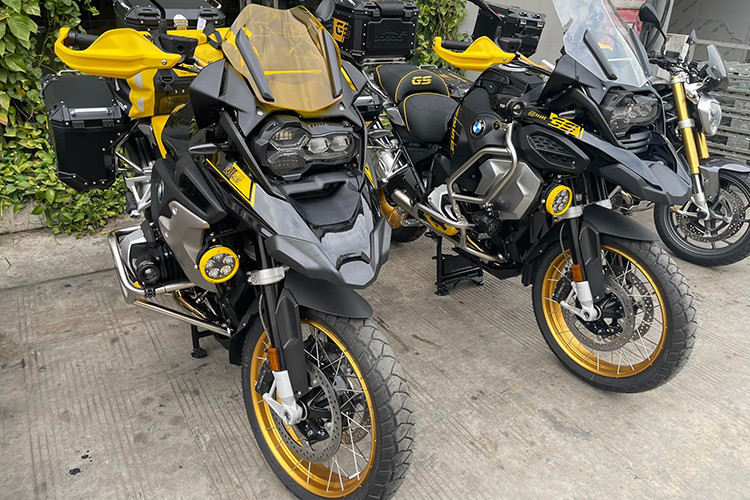 Hơn một năm sau khi ra mắt tại Châu Âu, phiên bản BMW R1250GS đặc biệt 40 năm đã chính thức có mặt tại Việt Nam và sẵn sàng bàn giao cho khách. Theo nhân viên kinh doanh của BMW Motorrad Việt Nam, toàn bộ số xe BMW R1250GS và R1250GS Adventure 40 Years GS Edition có mặt tại Việt Nam đều đã có chủ.