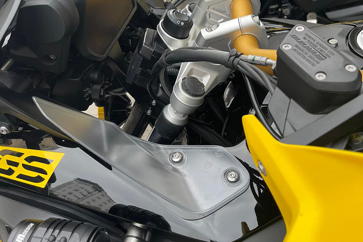 Các trang bị tiêu chuẩn khác của xe có thể kể đến hệ thống treo điện tử Dynamic ESA, phuộc trước dạng hành trình ngược kết hợp giảm xóc lò xo trụ thủy lực, mang đến sự êm ái tuyệt vời khi vận hành.